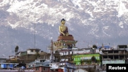 资料照片：印度阿鲁纳恰尔邦东北部达旺的一尊佛像。（2017年4月9日）