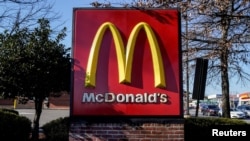 華盛頓附近弗吉尼亞州阿靈頓的麥當勞餐廳標識。(2022年1月27日)