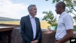 2023年8月25日，在懷俄明州大提頓國家公園莫蘭附近舉行的杰克遜霍爾經濟研討會期間，聯儲局主席杰羅姆·鮑威爾(左)與經濟學家菲利普·杰斐遜在杰克遜湖小屋外對話。（美聯社）