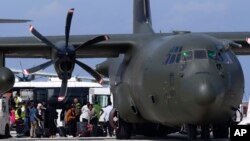 ພວກ​ທີ່​ຖື​ສັນ​ຊາດ​ອັງ​ກິດ 79 ​ຄົນ​ພວມ​ພາ​ກັນ​ອອກ​ມາ​ຈາກ​ເຮືອ​ບິນ​ຂົນ​ສົ່ງ​ຂອງ​ອັງ​ກິດ ທີ່​ສະ​ໜາມ​ບິນ​ລາ​ນາ​ກາ ຢູ່​ເກາະ​ໄຊ​ປ​ຣັ​ສ ເມື່ອ​ວັນ​ທີ 26 ເມ​ສາ 2023.