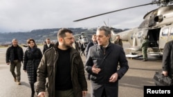 资料照片：瑞士外长卡西斯在瑞士机场迎接乌克兰总统泽连斯基。（2024年1月15日）