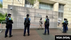 警方安排每位排隊進入法庭輪候旁聽席籌號的市民，必須分隔一段長距離，排隊隊伍不能夠魚貫而入。（美國之音）