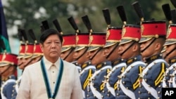 菲律宾总统费迪南德·小马科斯（Ferdinand Marcos Jr.）出席在阿吉纳尔多军事总部举行的菲律宾武装部队成立88周年纪念活动上视察军队。（2023年12月21日）