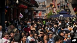 2023年5月1日，北京大前門步行街遊客摩肩接踵，人山人海。這是新冠病毒大流行之後，人們第一次在沒有嚴厲的防範措施中過節。