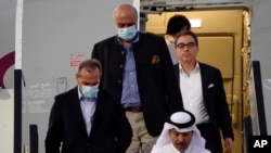 ຈາກຊ້າຍ, ເອມາດ ຊາກີ (Emad Shargi), ໂມຣາດ ຕາບາສ (Morad Tahbaz) ແລະ ເຊຍແມັກ ນາມາຊີ (Siamak Namazi), ອະດີດນັກໂທດໃນອີຣ່ານ, ຍ່າງອອກຈາກຖ້ຽວບິນຂອງສາຍການບິນ Qatar Airways ທີ່ນຳພວກເຂົາອອກຈາກເຕຫະຣ່ານ ໄປທີ່ໂດຮາ ປະເທດກາຕ້າ ວັນທີ 18 ກັນຍາ 2023