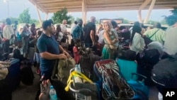 2023年8月2日，在尼日尔首都尼亚美，法国人和其他国民聚集在国际机场准备乘坐法国军用飞机飞往法国。