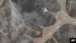 ພາບນີ້ ຖືກເປີດເຜີຍໂດຍບໍລິສັດ Maxar Technologies ສະແດງໃຫ້ເຫັນພາບທາງອາກາດ ເຮືອບິນລົບ SU 27 ໄດ້ຖືກທຳລາຍຢູ່ຖານທັບອາກາດ Belbek, ຢູ່ໃກ້ໆ ເມືອງເຊວາສໂຕໂປລ, ໃນແຫຼມຄຣາຍເມຍ, ວັນທີ 16 ພຶດສະພາ 2024.