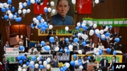 在台灣立法院審議國會改革法案投票時，台灣執政黨民進黨議員在立法院院長韓國瑜(中) 的注視下放氣球。 (2024年5月24日)