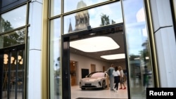 德國柏林居民正在一個中國蔚來汽車展廳裡觀看展示的NIO電動車。（2023年8月17日）