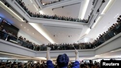 在香港反送中運動期間一組音樂演奏者在九龍塘的一家商場演奏《願榮光歸香港 》。（2019年9月18日）