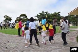 台湾强震后，收到海啸警报的日本冲绳县那霸市幼儿园的孩子们撤离到地势较高的公园。(2024年4月3日)