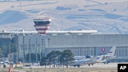 ​ເຮືອ​ບິນ​ທີ່​ເຊື່ອ​ວ່າ​ຄົນ​ສົ່ງ​ນັກ​ໂທດ​ທີ່​ມາ​ຈາກ ຣັດ​ເຊຍ ຖືກ​ພົບ​ເຫັນ​ເວ​ລາ​ເດີນ​ທາງ​ຮອດ​ສະ​ໜາມ​ບິນ ອັງ​ກາ​ຣາ, ປະ​ເທດ ເທີ​ກີ, 1 ສິງ​ຫາ 2024.