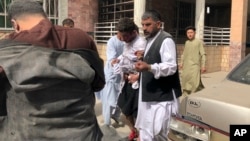 ຜູ້​ຊາຍ​ຄົນ​ນຶ່ງ​ທີ່​ໄດ້​ຮັບ​ບາດ​ເຈັບ ຖືກ​ນຳ​ອອກ​ໄປ​ຈາກ​ຕຶກ​ອາ​ຄານ ​ພາຍ​ຫລັງ​ມີ​ລະ​ເບີດ​ແຕກ​ໃນເມືອງ Mazar-e-Sharif, ເມືອງ​ເອກ​ຂອງແຂວງບາ​ລ​ຄ໌, ທາງ​ພາກ​ເໜືອ​ຂອງ​ອັ​ຟ​ກາ​ນິ​ສ​ຖານ, ວັນ​ທີ 11 ມີ​ນາ, 2023