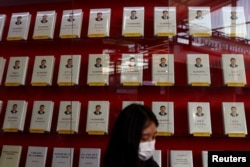 北京舉辦的中國國際服務貿易交易會展廳內擺放的中國領導人習近平著作《習近平談治國理政》中英文版本。（2022年9月1日）