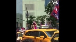 一些特朗普支持者在纽约特朗普大厦周围聚集 