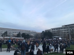 當地時間2024年3月15日反對現任菲佐政府的集會，下午6時許的人潮、標語和旗幟，布拉迪斯拉發的自由廣場（Námestie Slobody）(美國之音 楊樂天)