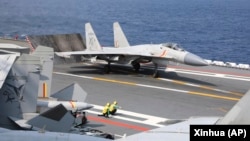 资料照；中国军队在台湾周边海域举行军演，一架歼-15战机准备从山东号航母上起飞。（2023年4月9日）