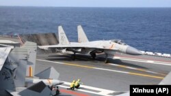 資料照：中國軍隊在台灣週邊海域舉行軍演，一架殲-15戰機準備從山東號航母上起飛。 （2023年4月9日）
