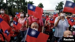 台灣老兵之家的老兵和護工揮舞台灣旗幟慶祝雙十節。（2023年10月10日）