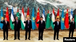 中國領導人習近平在陝西西安出席中國-中亞峰會與與會的中亞國家首腦合影。（2023年5月19日）