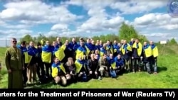 被俄罗斯释放的乌克兰战俘在一个不明地点。（2023年5月6日）