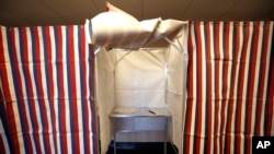 2020年2月24日，麻薩諸塞州劍橋市政廳的投票亭已準備好供選民使用。 (美聯社照片)