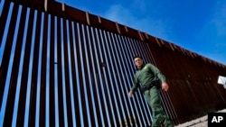 资料照片：2023年8月29日，边境巡逻队图森分队副队长贾斯汀·德拉托雷在亚利桑那州卢克维尔附近沿着美墨边境的围栏巡逻。（美联社照片）
