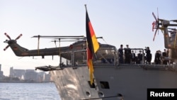 德國海軍護衛艦巴伐利亞號停靠東京國際郵輪碼頭期間，時任日本防務大臣岸信夫登艦參觀。 (2021年11月5日)