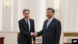 中国领导人习近平在北京人大会堂会晤到访的美国国务卿布林肯。（2023年6月19日）