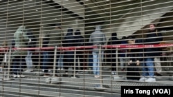 黎智英國安案第三日審訊，約有數十名市民在法院大樓排隊輪候旁聽席。(美國之音 湯惠芸)