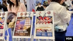 有中國大陸赴港留學生對高科技行業就業前景不樂觀，參觀3月底在香港舉行的移民博覽，計劃移民美國、加拿大等西方國家。(攝影：美國之音記者)