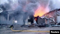 ໜ່ວຍດັບເພີງ ກຳລັງມອດໄຟຢູ່ບ່ອນເກັບເຄື່ອງ ທີ່ຖືກໂຈມຕີ ໂດຍລູກສອນໄຟຣັດເຊຍ ທີ່ເມືອງດະນິໂປຣ ປະເທດຢູເຄຣນ ວັນທີ 28 ເມສາ 2023