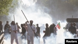 巴基斯坦前总理伊姆兰·汗的支持者在拉哈尔市与警察发生冲突。（2023年3月8日）