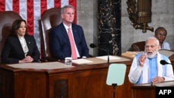 印度總理莫迪在美國國會發表演講，他身後坐著美國副總統哈里斯（左）與國會眾議院議長麥卡錫。（2023年6月22日）