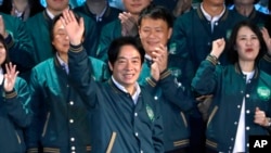 ຜູ້ລົງແຂ່ງຂັນເອົາຕຳແໜ່ງປະທານາທິບໍດີຂອງພັກປະຊາທິປະໄຕກ້າວໜ້າ ທ່ານ ວິລລຽມ ລາຍ ຍົກມືທັກທາຍໃນລະຫວ່າງກອງປະຊຸມຂອງພັກໃນນະຄອນຫຼວງ ໄທເປ, 16 ກໍລະກົດ 2023.