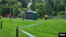 在特里克特被发现死亡的公园里，警方已经设置了警戒线，并在一个儿童游乐场旁边搭起了法医帐篷。（美国之音李伯安拍摄）