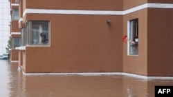 中国河北涿州民众被洪水围困家中救助救援。（2023年8月2日）