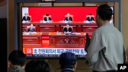 2023年6月17日，星期六，南韓首爾火車站，電視屏幕上顯示了北韓領導人金正恩在新聞節目中的照片（右下）。