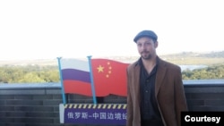 原吉林大學國際與公共事務學院助理教授比約恩·亞歷山大·杜本博士（Dr Björn Alexander Düben）在吉林琿春的中朝俄邊境（杜本提供）