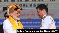 资料照：印度总理莫迪（左）在阿鲁纳恰尔邦东北部的伊塔那加尔开发项目落成典礼上与阿鲁纳恰尔邦首席部长佩玛·坎杜握手。( 2019年2月9日)