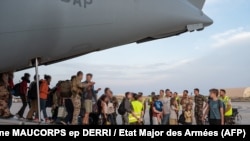 从苏丹撤离的法国人抵达吉布提的法国军事基地。（2023年4月23日）