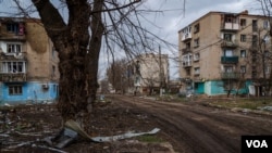 在乌克兰的塞弗尔斯克，每天都会有射出和来袭的炮火，当地居民几乎完全依靠人道救援来能得到食物和饮水。(2024年4月4日，美国之音夏博特拍摄)
