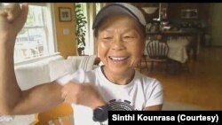 ຍານາງ ສິນທີ ກໍາລັງອວດກ້າມແຂນຂອງນາງ ຫຼັງຈາກອອກກໍາລັງກາຍດ້ວຍການລອຍນໍ້າ ແລະໂຢຄະ ກ່ອນມາໃຫ້ສໍາພາດທາງທີມ.