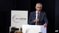 资料照片： 在迪拜举行的联合国第28届气候峰会期间，时任白宫高级顾问的波德斯塔在美国中心发表讲话。(2023年12月2日)