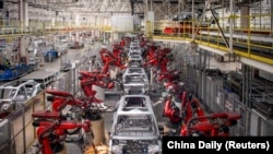 中国浙江金华零跑科技有限公司生产智能电动汽车车间里的机器臂。（2023年4月26日）