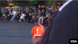 六四学运35周年，美国首都华盛顿的共产主义受难者基金会2024年6月3日晚举行烛光悼念会。（美国之音）