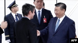 法國總理加布里埃爾·阿塔爾（Gabriel Attal）等官員迎接習近平到訪。