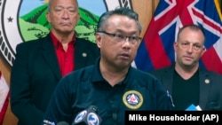 毛伊島應急管理局局長赫爾曼·安達亞辭職。該畫面顯示他於2023年8月16日在夏威夷懷盧庫舉行的記者會上發表講話。（美聯社)