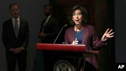 美國商務部長吉娜·雷蒙多(Gina Raimondo)在美國駐華使館舉辦的一個招待會上發表講話。 （2023年8月28日）