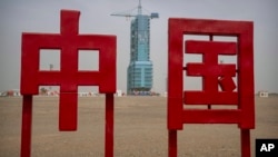 2023 年 5 月 29 日，在中國西北部的酒泉衛星發射中心，神舟 16 號飛船安裝在長征火箭的頂部。